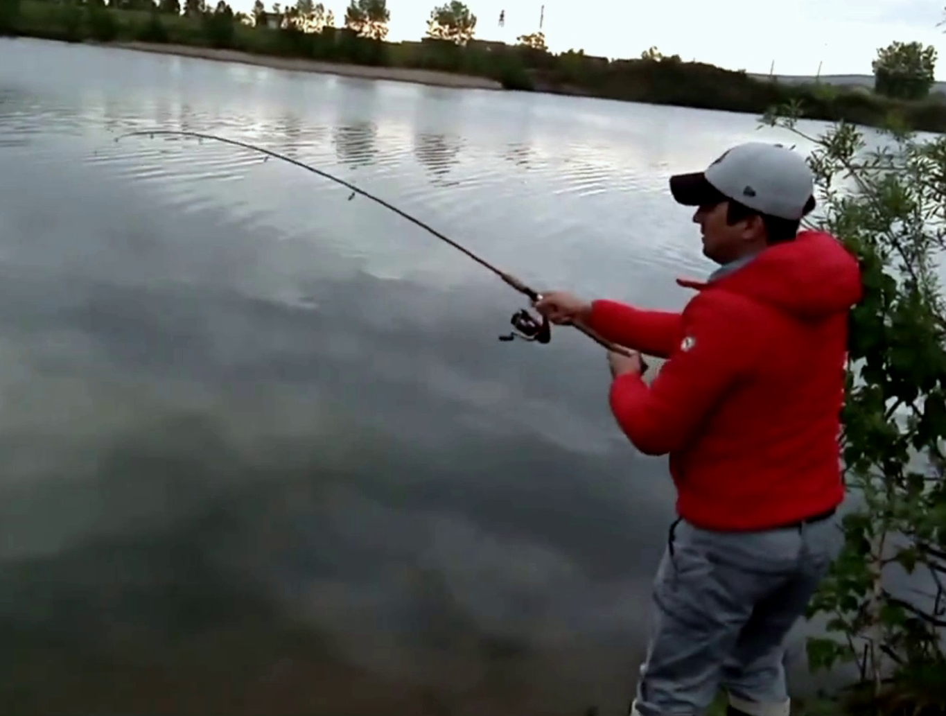 КРУПНЫЙ ОКУНЬ!!! Уже на втором забросе.