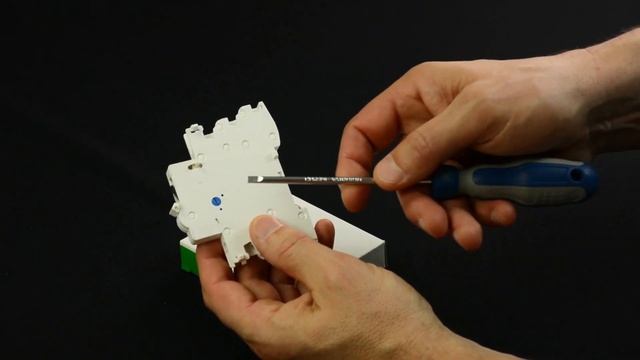 Install Acti9 electrical auxiliaries - Episode 3: Install iOF/SD+OF auxiliary | Schneider Electric смотреть онлайн