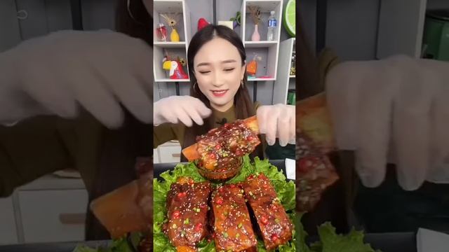 Китайцы едят на камеру / Как едят китайцы!?