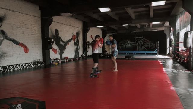 Школа ММА. Комбинация от чемпиона мира Олега Сороканюка - лоу-кик, два удара в голову, проход в ног смотреть онлайн