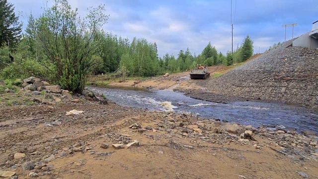 Вездеход МТЛБ(У) Обьезжаем мост на переезде смотреть онлайн