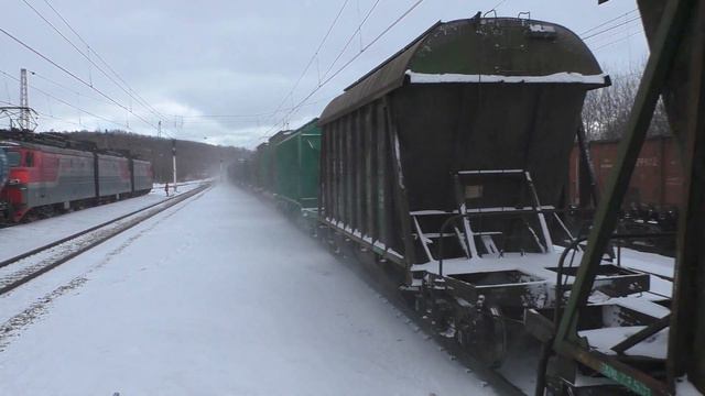 Электровоз ВЛ11М-308Б/309 с грузовым поездом следует по станции Яхрома смотреть онлайн