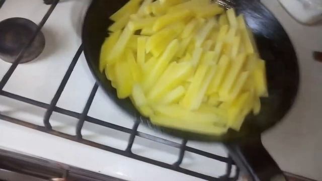 СЕКРЕТНЫЙ СПОСОБ КАРТОШКИ ФРИ! Как приготовить картошку фри в сковороде!!! смотреть онлайн