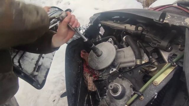 Снимаем вариатор. Лайфхак. Arctic Cat Z1. смотреть онлайн