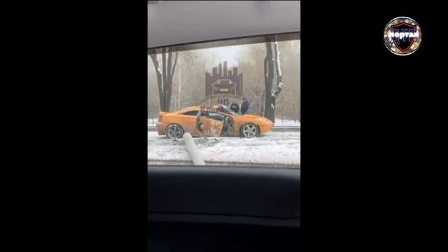 Ушатал столб на «Тойоте»: водитель не справился с управлением на скользкой дороге в Красноярске смотреть онлайн