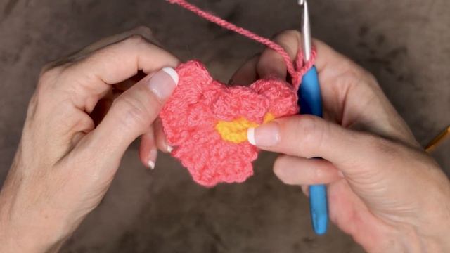 ? Hibiscus 3D Flower Granny Square? BloomScape CAL Part 12 смотреть онлайн