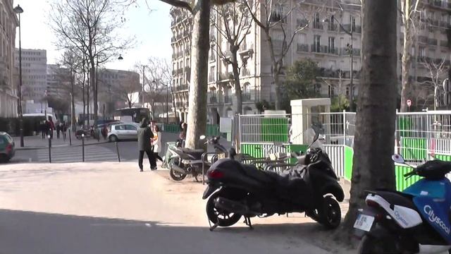 Под Эйфелевой башней 2! Толпы людей. Париж, Франция (France), Paris. смотреть онлайн