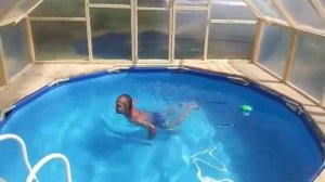 Закрытый бассейн на даче.