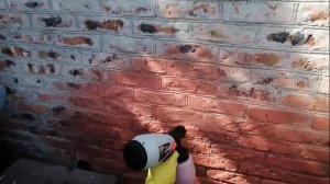 Покраска  краскораспылителем старых кирпичных стен