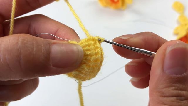 วีดีโอนี้สาธิตวิธีถักดอกเอื้องผึ้งพร้อมวิธีประกอบ смотреть онлайн