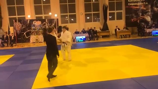 Иванов Дима 78 кг и его соперник 116 кг. Межрегиональный турнир по дзюдо в г.Балашиха. 23.10.2021 смотреть онлайн