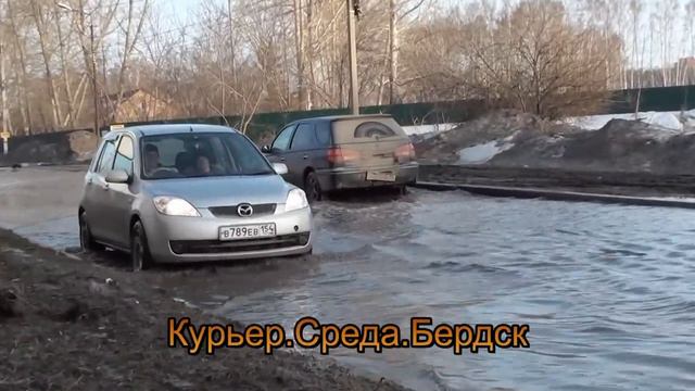 Талые воды затопили центральную улицу Бердска смотреть онлайн