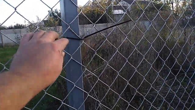 как натянуть сетку рабицу на столбы