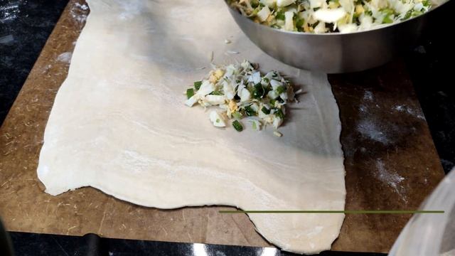 Вкусный пирог из слоеного теста. Пирог с яйцом и зеленым луком смотреть онлайн