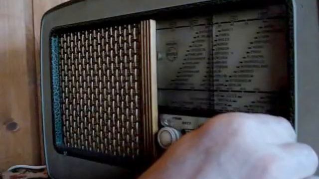 Старий шведсько-голландський ламповий переносний радіоприймач Philips LS452 UB. Прийом на СВ та КВ. смотреть онлайн