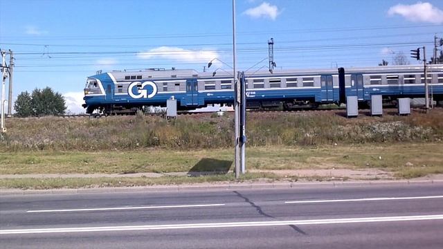 Тепловозная электричка едет в Таллин