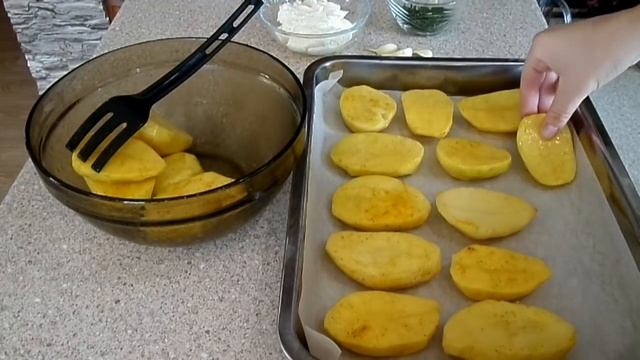 ЧЕСНОЧНАЯ КАРТОШКА в духовке. Обалденный картофель под сливочно-чесночным соусом! смотреть онлайн