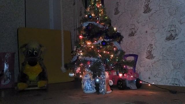 Дед мороз кладет подарки под елку смотреть онлайн