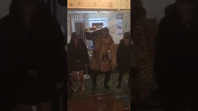 Чувак в шубе качает под тает лед. Диджей "Стасик"😂😂😂 смотреть онлайн