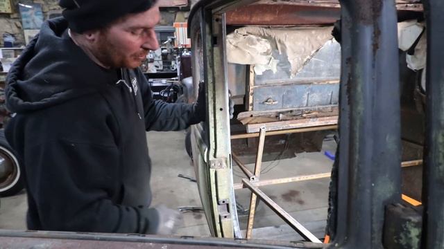 The B Pillars Are A ROTTEN Mess - The Schroll 32 Ford Coupe смотреть онлайн