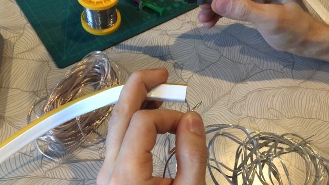 Гибкий неон. Как припаять провод к гибкому неону.