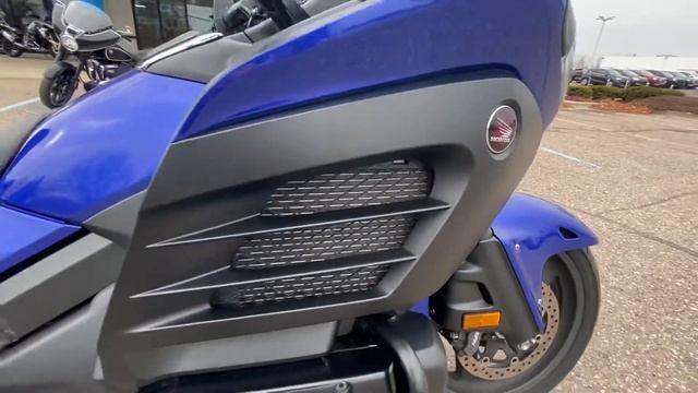 Walk Around of a 2015 Honda Goldwing F6B смотреть онлайн
