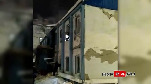 Пожар в Тарко-Сале. Расселенный дом практически сгорел дотла смотреть онлайн