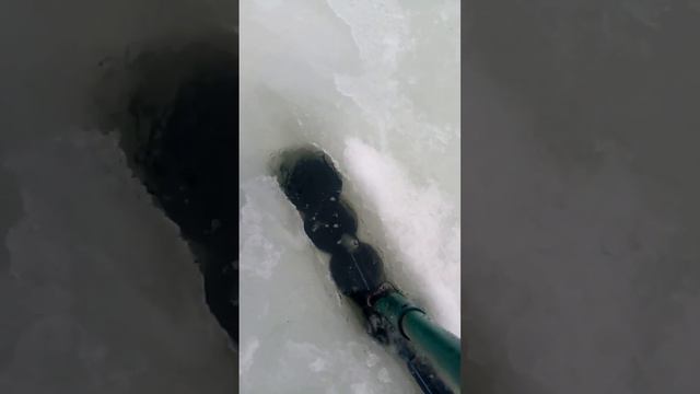 Экстренное спасение рыбы в зимний период с помощью насоса, кислорода и конуса смотреть онлайн