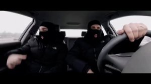 летит потруль прямо за нами