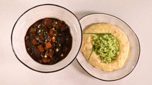 Гуляш с квасным суслом и кореньями. Картофельное пюре с ароматом копчения с тартаром из огурца