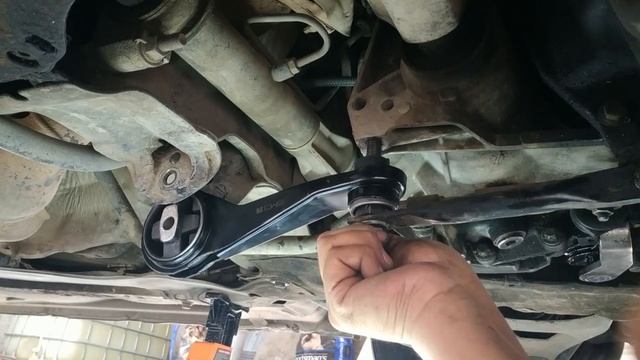COMO QUITAR Y CAMBIAR EL SOPORTE DE ABAJO (HUESO) DEL MOTOR DE UN NISSAN PLATINA O RENAULT CLIO смотреть онлайн