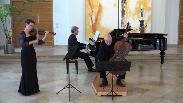 Adamar Trio: Dmitri Schostakowitsch, Klaviertrio c-moll, op. 8 смотреть онлайн