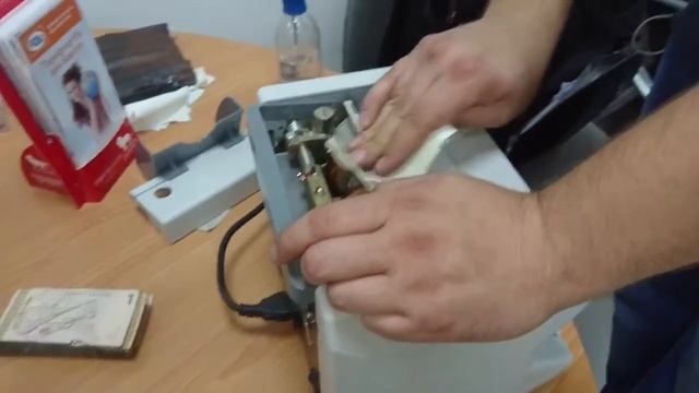 Как прочищать счетную машинку чтоб обсчитаться кассиру слипшимися купюрами или ветхими комиссия не смотреть онлайн