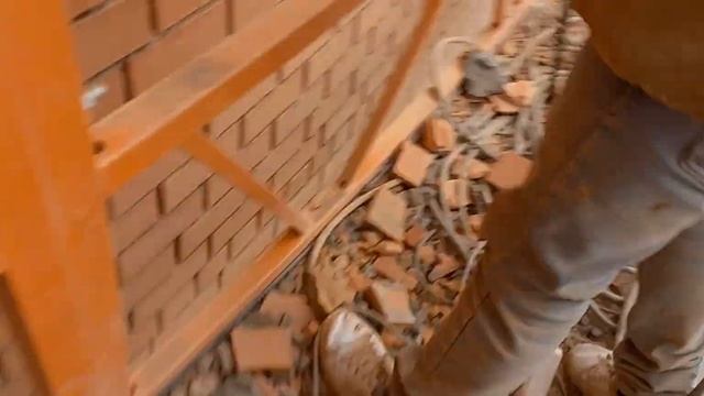 Демонтаж облицовочного кирпича 16 этажый дом / dismantling of bricks смотреть онлайн
