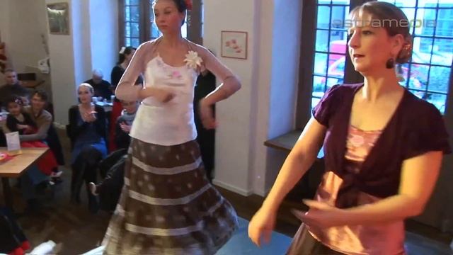 Laura la Risa und das a compás Studio&Location [HD] смотреть онлайн