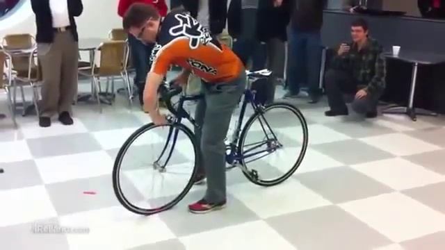 Крутои мужик на велосипеде! Вы глазам не поверите! смотреть онлайн