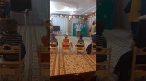 АЛДАР КОСЕ и попугай Лари веселят детей в детском саду.