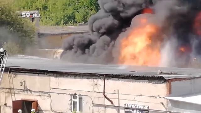 В Перми полыхают бочки с горючим смотреть онлайн