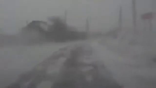 На волоске от смерти. Фура пронеслась перед носом. смотреть онлайн