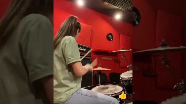 девушка красиво играет на барабанах турецкую песню смотреть онлайн