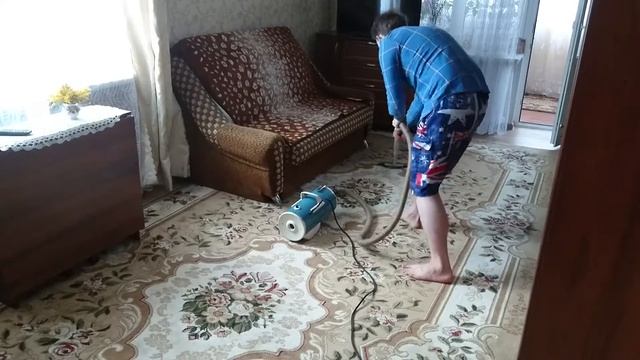 Уборка комнаты с помощью Универсального Электропылесоса "Чайка-3" на 127 вольт. 1969 года выпуска. смотреть онлайн