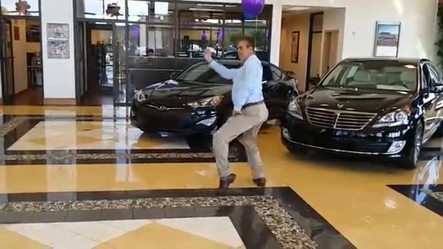 Менеджер автосалона круто исполняет танец смотреть онлайн