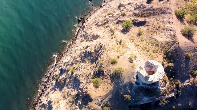 Чобан-Куле (Крым, Морское) с высоты птичьего полета (съемка с дрона 1440p). Август 2020 смотреть онлайн