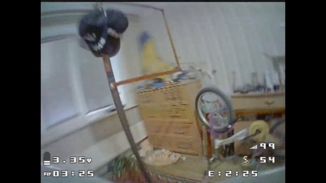 Гоняю на микро дроне по квартире одной левой смотреть онлайн