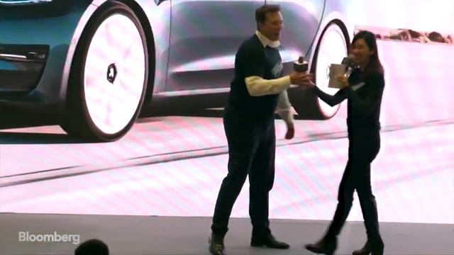 Илон Маск танцует " флексит ", на презентации в Шанхае смотреть онлайн