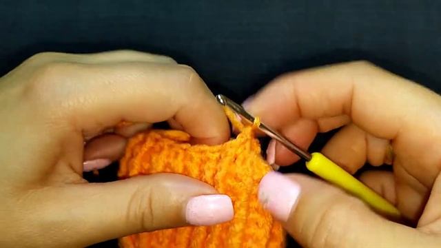 Шапочка для игрушки рельефными столбиками.