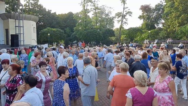 "А я хочу, а я хочу опять по крышам бегать, голубей гонять..."?????♀️ смотреть онлайн