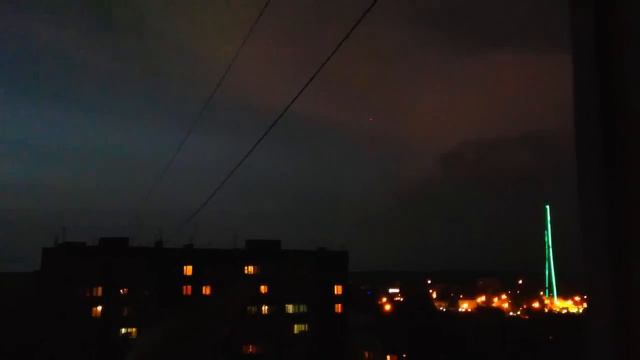 Нло или шаровые молнии улетают в грозу необъяснимое UFO or thunderball flying into thundercloud.НЛО смотреть онлайн