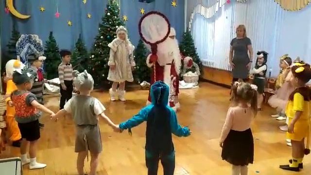 Дед Мороз играет в снежки! 23 декабря 2021 г.(1) смотреть онлайн