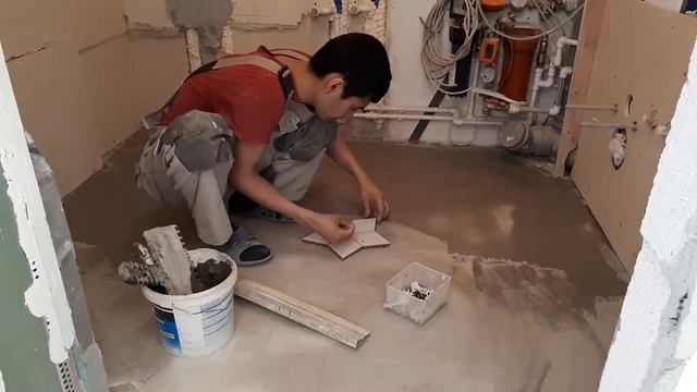 Самодельная метлахская плитка в мозаике Пенроуза на полу ванной комнаты смотреть онлайн